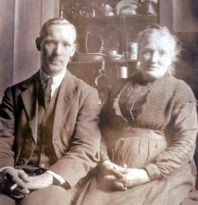Robbie and his mother Mary (Glasgow, about 1912 or 1913)